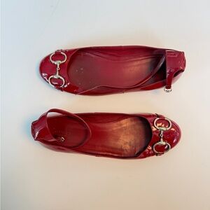 Gucci red patent leather ballet flats with horsebit